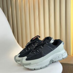 NIKE VOMERO 2.5 NEGRA GRIS