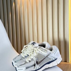 NIKE VOMERO BL PLATEADA