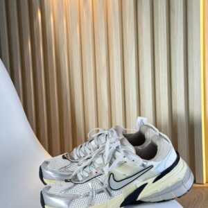 NIKE VOMERO V2K PLATEADA