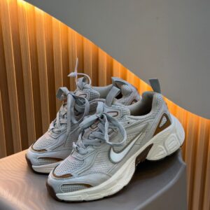 NIKE VOMERO V5K BEIGE